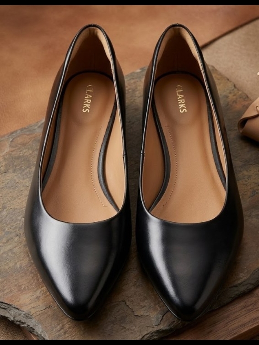 Clarks Artisan Black Pointed-Toe Leather Women's Flats (Sz 9) Comfort Design